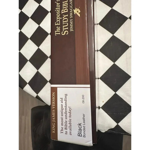 The Expositor’s Study Bible by Jimmy Swaggert (Black Bonded Leather) - Picture 5 of 6